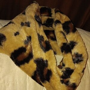 Black/tan Faux Fur cheetah 🐆 print twist Scarf